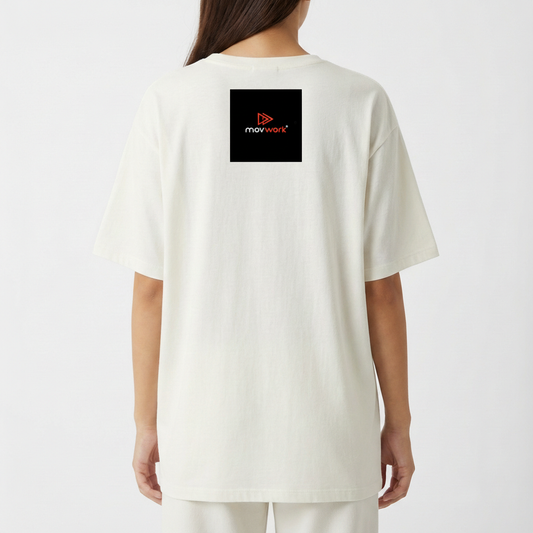 Camiseta com estampa frontal de logotipo formado por triângulo duplo e texto "movwork" estilizado, e estampa traseira repetindo o mesmo logotipo.