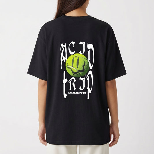 Camiseta com estampa frontal de texto estilizado. Estampa traseira de bola sorridente verde com textos verticais distorcidos e estilizados ao redor.