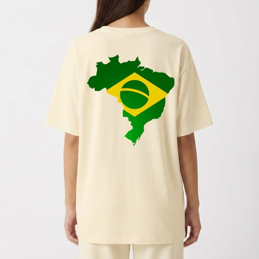Camiseta com estampa frontal de texto estilizado "Acorda Brasil" e estampa traseira de mapa do Brasil integrado ao design da bandeira nacional.