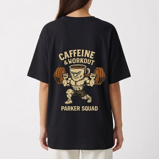 Camiseta com estampa frontal de logotipo estilizado "TK" e estampa traseira de figura muscular levantando peso com cabeça de xícara, acompanhado de textos.