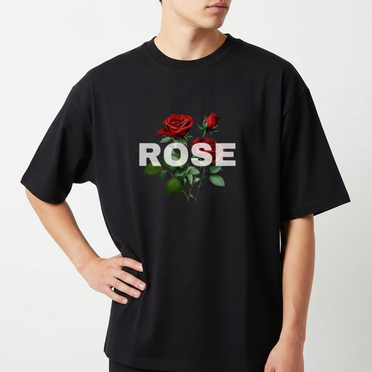 Camiseta com estampa frontal de uma ilustração de duas rosas vermelhas acompanhadas pela palavra "ROSE" em letras maiúsculas sobrepostas.
