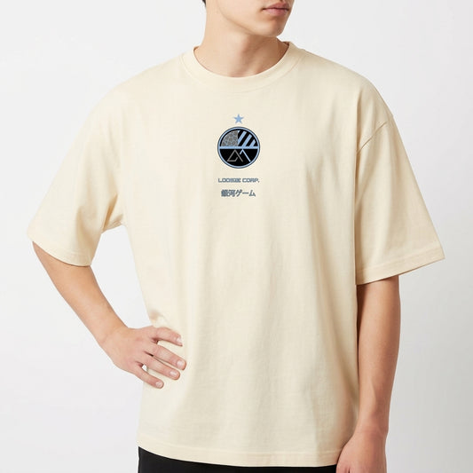 Camiseta com estampa frontal de um emblema circular contendo uma estrela acima, um padrão de linhas e montanhas, acompanhada de texto estilizado abaixo.