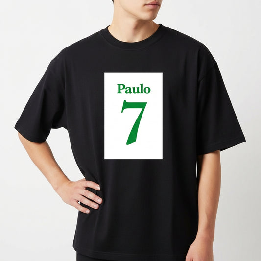 Camiseta com estampa frontal de nome "Paulo" acima do número "7", ambos em fonte estilizada, sugerindo uma temática esportiva ou personalizada.