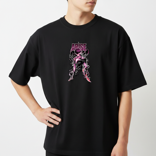 Camiseta com estampa frontal de figura humana envolta em chamas, com sombreamento marcante, acompanhada pela palavra "Arise" em estilo ousado.