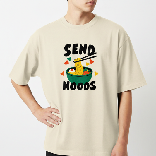 Camiseta com estampa frontal de tigela de macarrão com hashis, ovo e legumes, acompanhada das palavras "SEND NOODS" e pequenos corações coloridos.