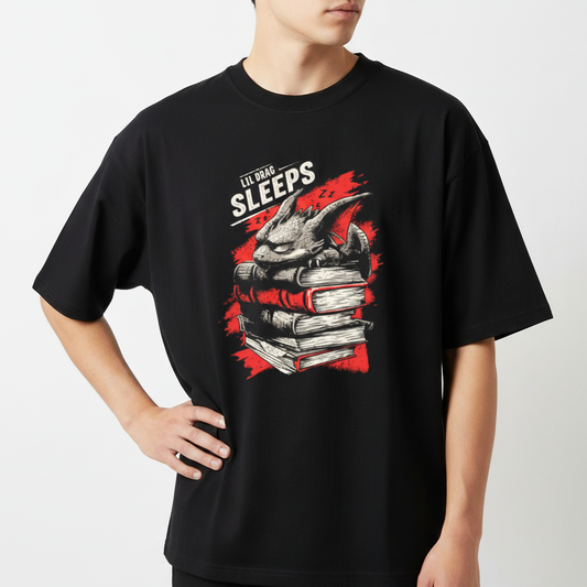 Camiseta com estampa frontal de um dragão adormecido empilhado sobre livros, detalhes de "zzz" ao redor, criando um visual de fantasia única e envolvente.