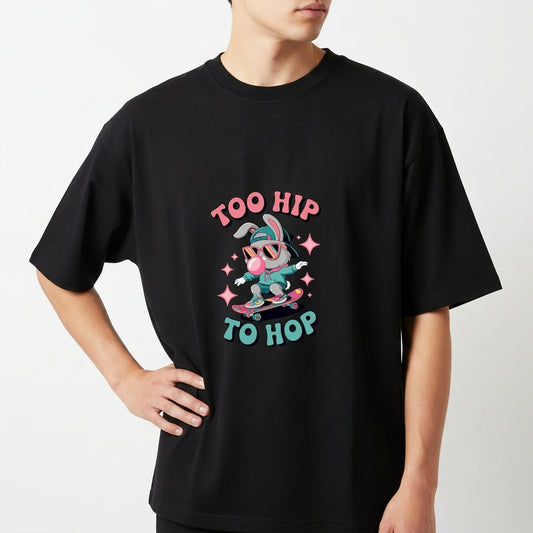 Camiseta com estampa frontal de coelho estilizado usando óculos, boné e skate, rodeado por estrelas e a frase "TOO HIP TO HOP" acima e abaixo.