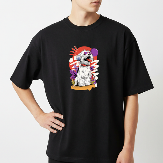 Camiseta com estampa frontal de cachorro estilizado usando óculos de sol, em meio a elementos gráficos abstratos e coloridos, incluindo folhas e círculos.