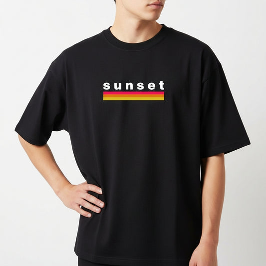 Camiseta com estampa frontal de texto "sunset" em letras minúsculas acima de duas listras horizontais, uma vermelha e outra amarela.