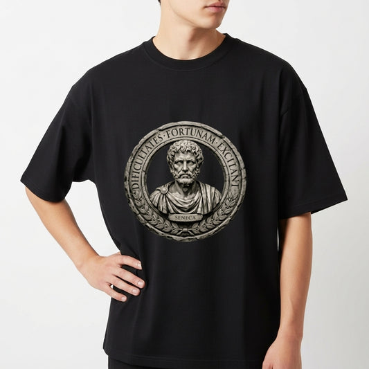 Camiseta com estampa frontal de um busto clássico em relevo de um filósofo romano, rodeado por uma inscrição em latim dentro de uma moldura circular detalhada.
