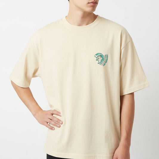 Camiseta com estampa frontal de um cavalo estilizado em linhas curvas acompanhado por caracteres dispostos em arco próximo à figura.