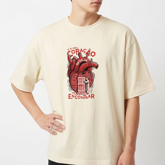 Camiseta com estampa frontal de um coração anatômico com uma porta aberta e figura humana na entrada, acompanhada da frase "E o meu coração deseja te encontrar".