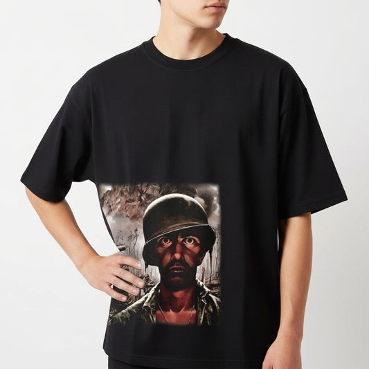 Camiseta com estampa frontal de soldado em cena de guerra envolvendo tanques e figura usando capacete militar, com expressão intensa sob céu dramático.