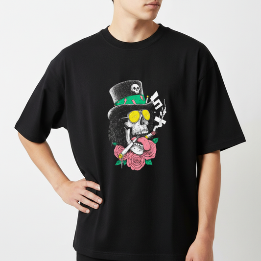 Camiseta com estampa frontal de caveira estilizada usando cartola decorada com caveira menor, óculos redondos, cigarros cruzados e rosas em destaque.