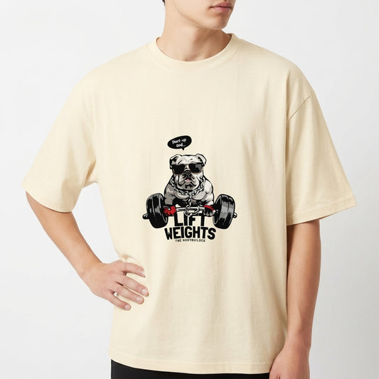 Camiseta com estampa frontal de um buldogue usando óculos de sol e boné, sentado em uma barra de pesos com a frase "LIFT WEIGHTS" destacada embaixo.