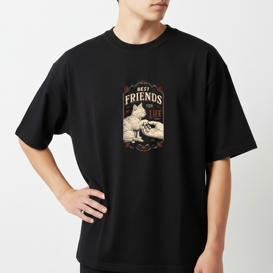 Camiseta com estampa frontal de um gato e um cachorro deitados lado a lado, com a inscrição "Best Friends for Life" em letras estilizadas.