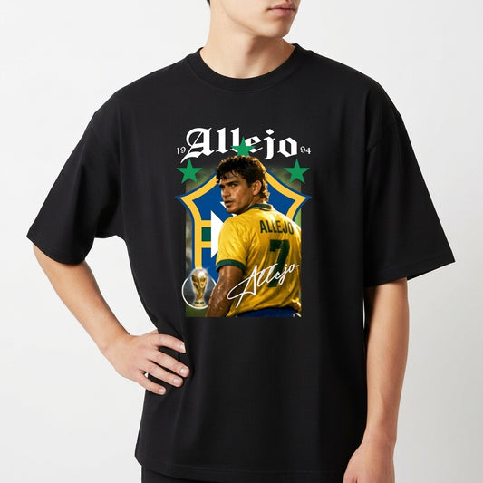 Camiseta com estampa frontal de um jogador de futebol com nome e número nas costas, sobre escudo estilizado, dois anos e estrelas, além de uma taça.