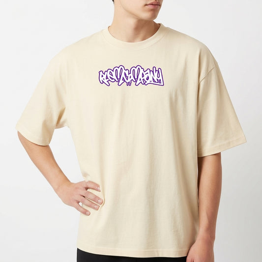 Camiseta com estampa frontal de lettering estilizado em graffiti, com contorno robusto e detalhes dinâmicos que evocam um design urbano e moderno.
