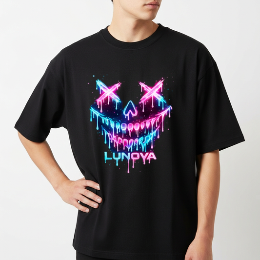 Camiseta com estampa frontal de rosto estilizado com olhos em "X" e sorriso largo, ambos escorrendo em efeito neon, junto à palavra "LUNOYA".