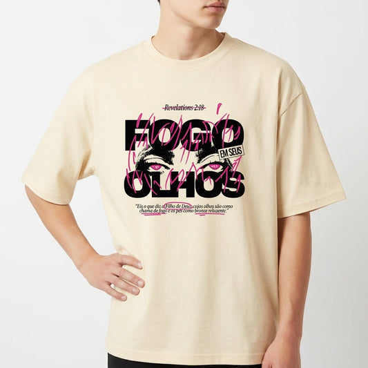 Camiseta com estampa frontal de olhos em um fundo de grandes números "53", letras borradas e texto superior "Revelation 2:18" e detalhe BM SRLS.