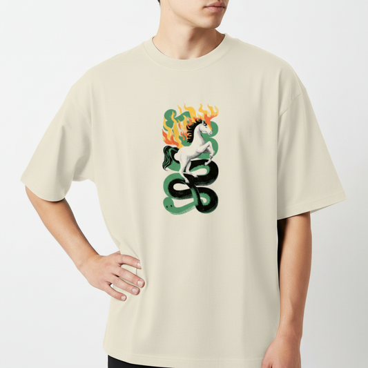 Camiseta com estampa frontal de cavalo flamejante cercado por serpente em espiral.