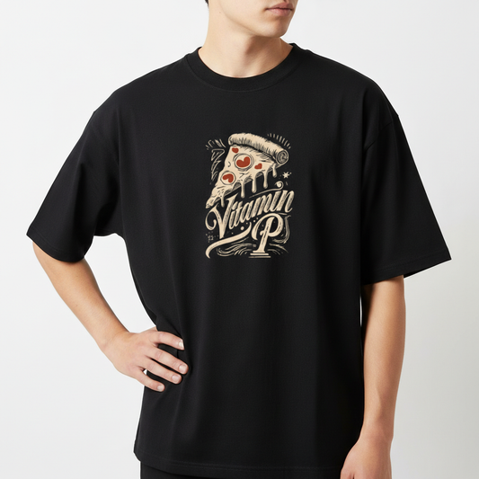 Camiseta com estampa frontal de uma fatia de pizza derretendo com detalhes de tomates e a frase estilizada "Vitamin P" em um design retrô.