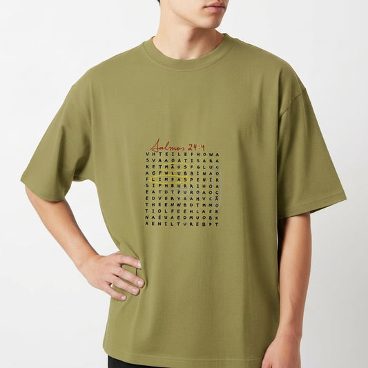 Camiseta com estampa frontal de um caça-palavras com letras agrupadas em quadrado e título "Salmos 24:4" destacado em escrita cursiva no topo.