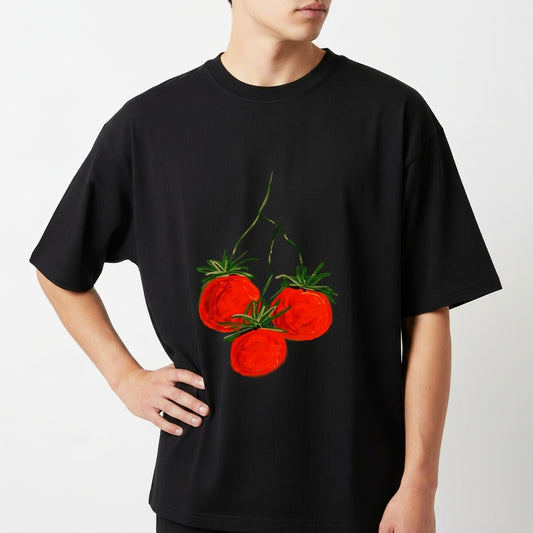 Camiseta com estampa frontal de três tomates brilhantes com hastes verdes, dispostos em um padrão artístico que realça detalhes visuais e cores vibrantes.