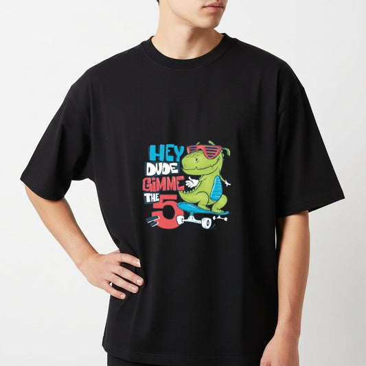 Camiseta com estampa frontal de um dinossauro andando de skate, usando óculos de sol e ao lado das palavras "Hey Dude Gimme the 5".