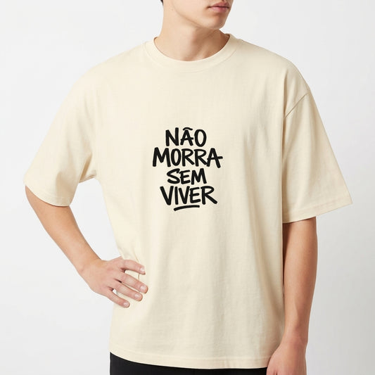 Camiseta com estampa frontal de letras grandes e espaçadas formando a frase "NÃO MORRA SEM VIVER".