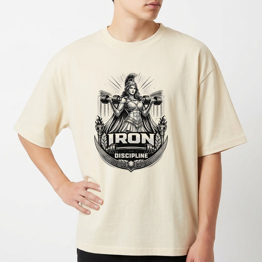 Camiseta com estampa frontal de guerreira musculosa segurando halteres, emblema com a inscrição "Iron Discipline" e elementos tribais ao redor.