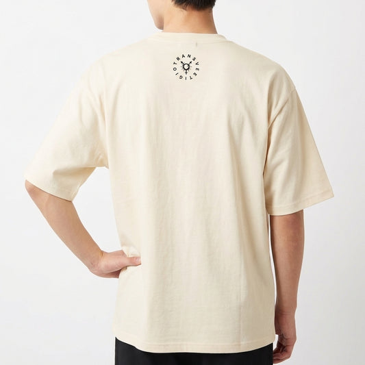 Camiseta com estampa frontal de lettering com mensagem de afirmação e imagem de lâmina, e estampa traseira de logotipo circular com ilustração central.