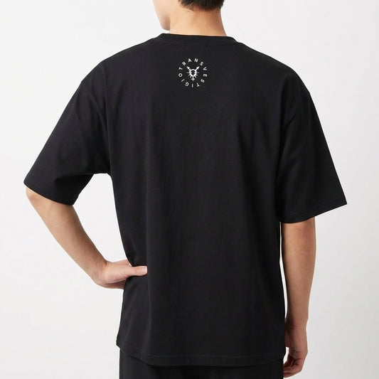 Camiseta com estampa frontal de texto "Protejam os transmascs" com símbolo central estilizado, e estampa traseira de emblema com texto circular "Transvectio".