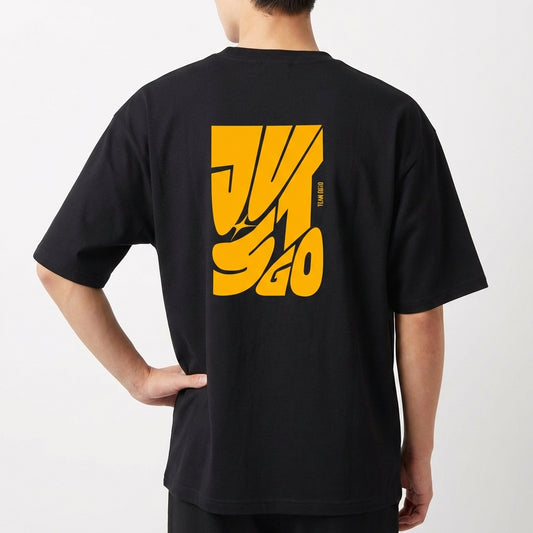 Camiseta com estampa traseira de letras amplas e estilizadas formando a frase “Just Go”, incluindo um detalhe vertical que complementa o design.