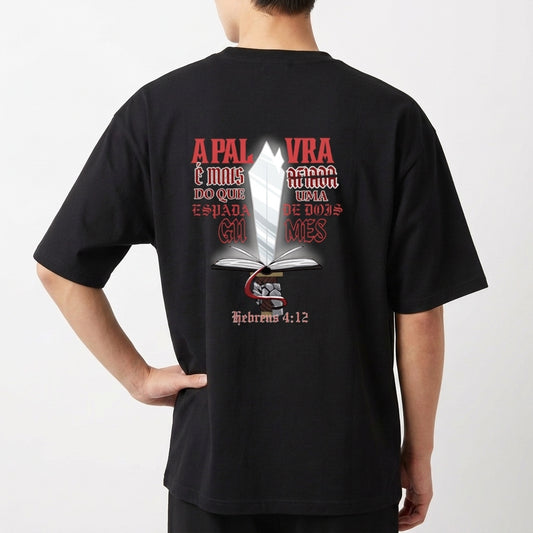 Moletom com estampa traseira de espada saindo de um livro aberto, em conjunto com texto estilizado que faz referência a Hebreus 4:12.