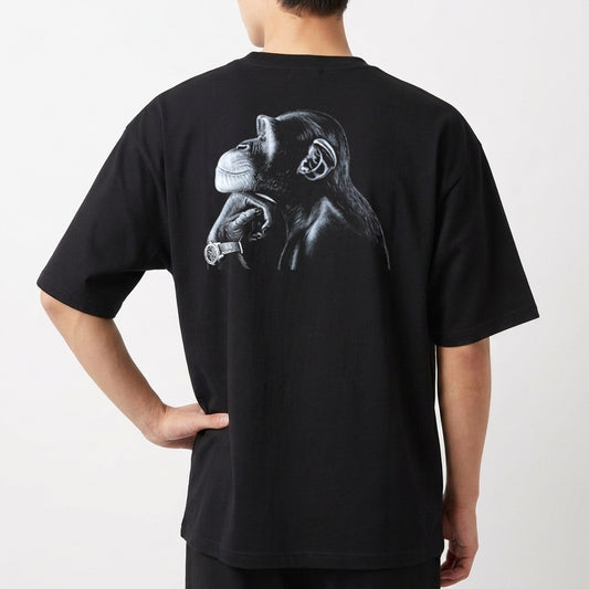 Camiseta com estampa traseira de um chimpanzé em perfil, com expressão pensativa, retratado em detalhes realistas que destacam seu contorno e texturas.