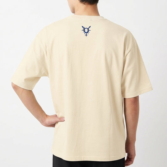 Camiseta com estampa frontal de pássaro estilizado, frases sobre masculinidades, "SÃO TRANSCESTRAIS" e "BRASIL - BAHIA"; estampa traseira de símbolo tribal.