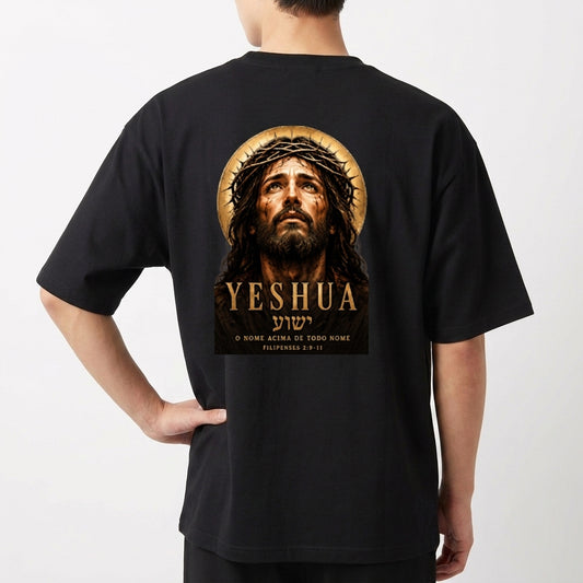 Camiseta com estampa frontal de um rosto com coroa de espinhos e halo, acompanhada das inscrições "YESHUA", um texto em hebraico e referência bíblica.