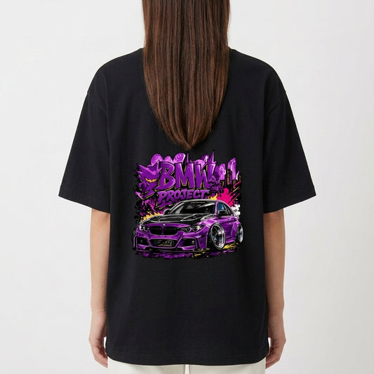 Camiseta com estampa frontal de coroa estilizada e estampa traseira de carro esportivo sob título "BMW Project" envolvido por efeitos dinâmicos e gráficos intensos.