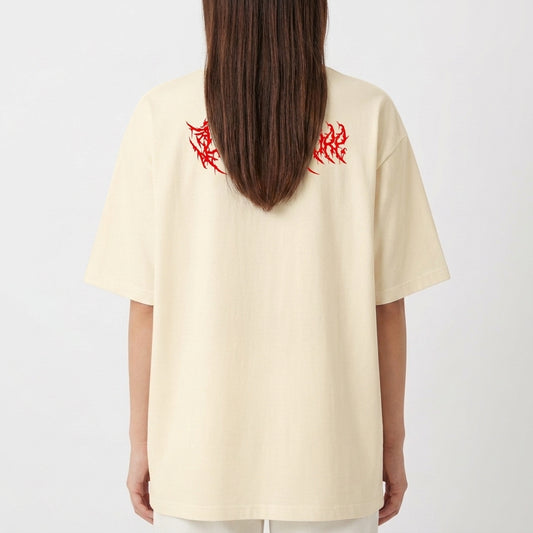 Camiseta com estampa frontal de letras estilizadas com pontas afiadas e estampa traseira de letras estilizadas maiores, ambas em design vermelho.