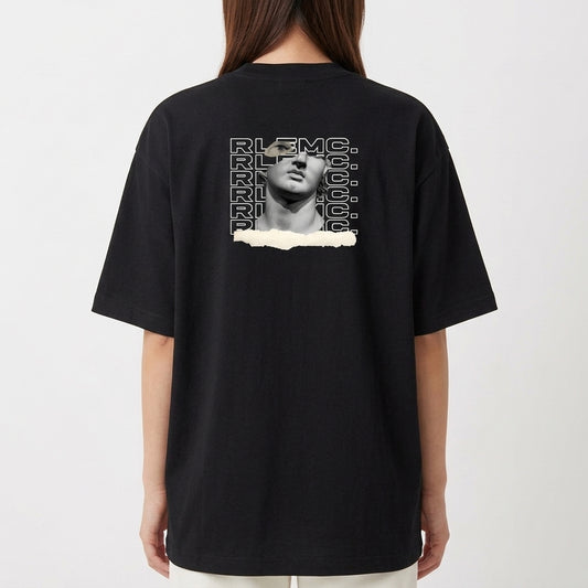 Camiseta com estampa frontal de uma escultura clássica com texto estilizado repetido e detalhe de rasgo, e estampa traseira similar ampliada e centralizada.