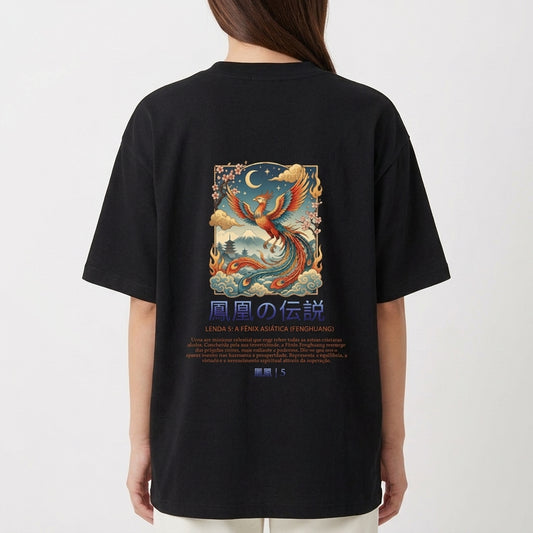 Camiseta com estampa frontal de coroa estilizada e texto "A Fênix Asiática (Fenghuang)" e estampa traseira de fênix entre nuvens e chamas sob a lua.