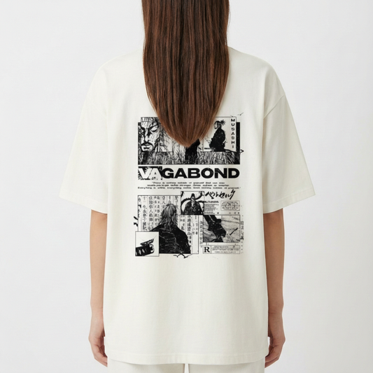 Camiseta com estampa frontal de duas pessoas em estilo gráfico minimalista e estampa traseira de colagem com figuras, textos e personagens em estilo mangá.