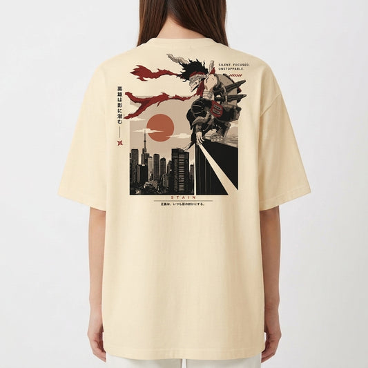 Camiseta com estampa frontal de cabeça estilizada com detalhes vermelhos e estampa traseira de personagem sobre cidade com sol poente e caracteres gráficos.