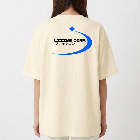 Camiseta com estampa frontal de texto estilizado ao lado de um símbolo estrelado e estampa traseira de logo similar ampliado com gráfico curvo dinâmico.