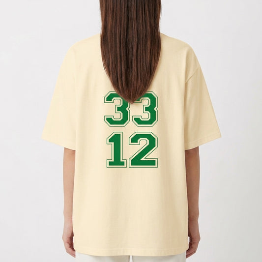 Camiseta com estampa frontal de frase junto a símbolo nacional e estampa traseira de inscrição religiosa seguida pelos números 33 e 12 em destaque.
