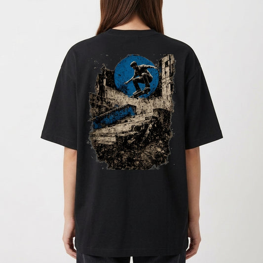 Camiseta com estampa frontal de logo minimalista circular e estampa traseira de skatista sobre ruínas urbanas e círculo abstrato.
