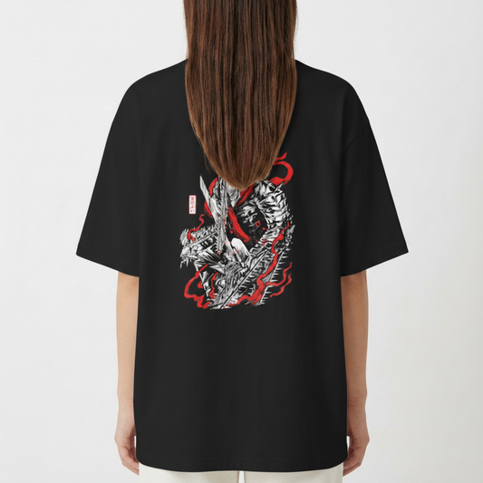 Camiseta com estampa frontal de figura estilizada e texto sobreposto e estampa traseira de dragão detalhado em estilo oriental com traços sinuosos.