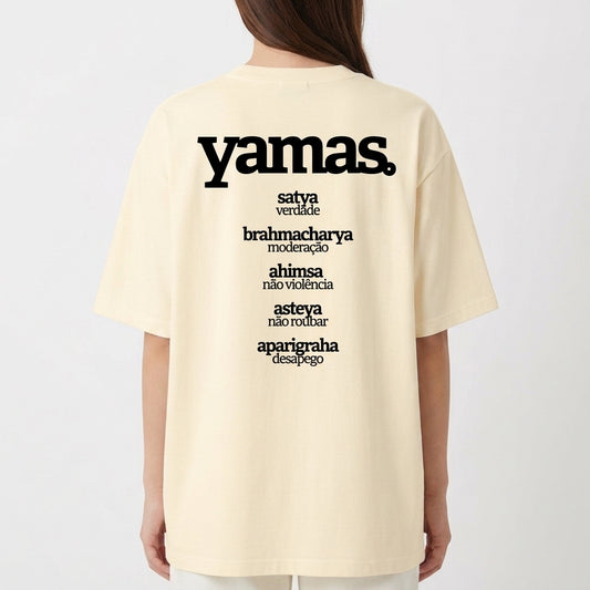 Camiseta com estampa frontal de "brahmacharya energia consciente" e estampa traseira de "yamas" com lista de conceitos como "satya" e "aparigraha".
