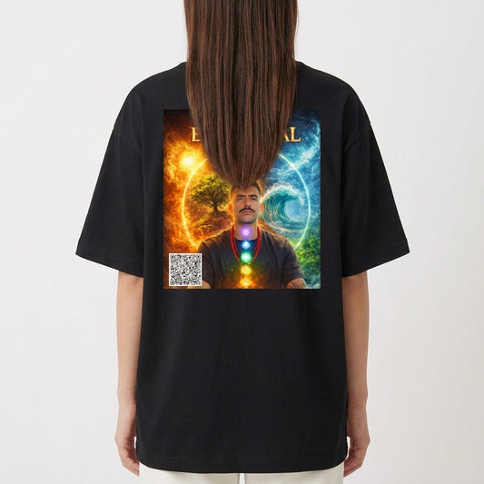 Camiseta com estampa frontal de "trap espiritual. Elevação Total" e estampa traseira com imagem de pessoa meditando, yin-yang e cores místicas vibrantes.